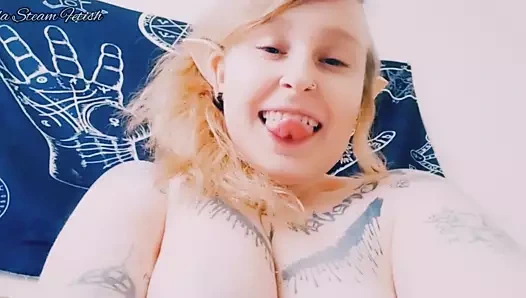 Elf sigara içiyor ve göğüslerini gösteriyor