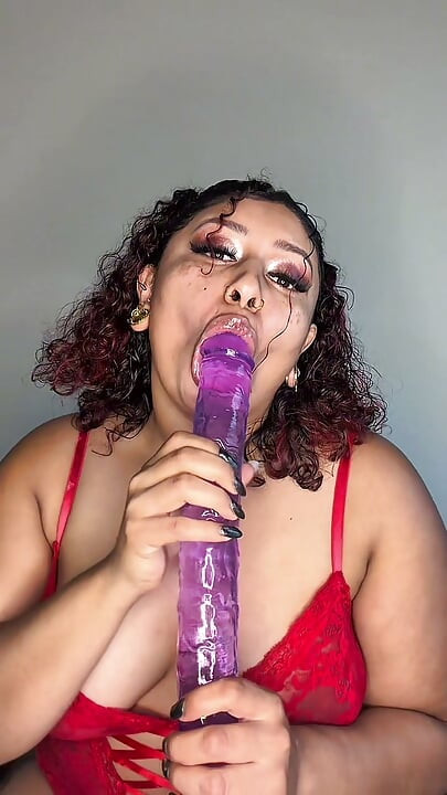 Azgın anal latin kadın dildo ile oynuyor