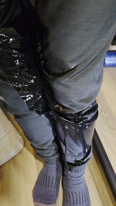 Bacaklarımın altında atletik pantolonumun içinde yırtık bir şelale