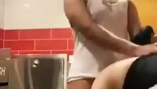 Alışveriş merkezindeki banyoda seks