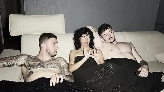 Küçük Cindyluna az önce poposu ve vajinası tarafından penetre edilmiş ve tekrar onu sevişmemizi istiyor