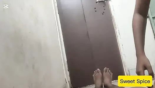 Hintli tatlı didi sürtük yarak emmeyi ve sikilmeyi seviyor, sınırı olmayan Marathi kızı