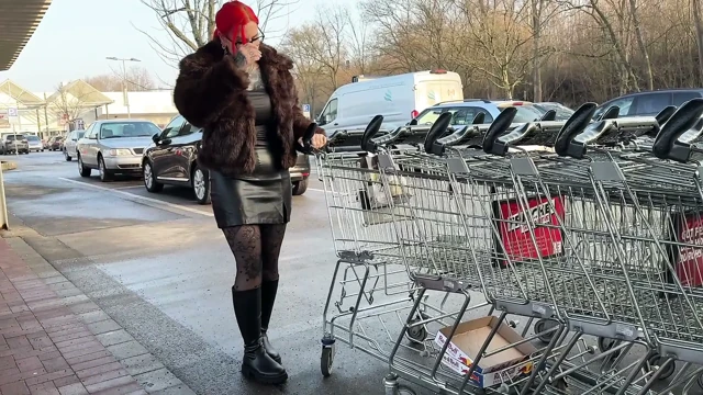 Süpermarketteki ilk stajım ve MILF deliğine direkt boşalmama izin verildi... şimdi kovulmakla mı tehdit ediliyorum?