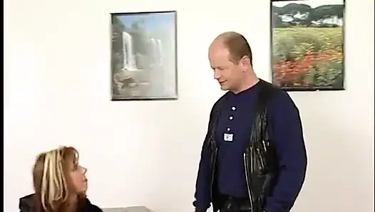 Klas klasik hatun mastürbasyon yaparken oyuncu seçmelerinin yanında amına dildo yapıyor