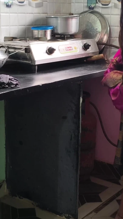 Ateşli bhojpuri kültürlü teyze ateşli amcığının tüm suyunu mutfakta kayınbiraderi tarafından boşaltıyor | Klip 1