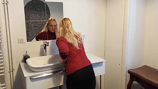 Olgun Sarışın Eş Masaj, Seks ve Ayak Fetişinden Hoşlanıyor