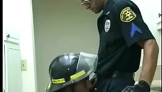 İtfaiye görevlisi eşcinsel polis memurunun götünü sikiyor