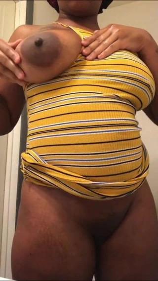 Büyük siyah areolalar ve meme uçları