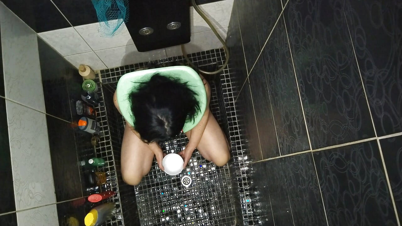 Seksi evli kadın yüzüne büyük miktarda sidik alıyor