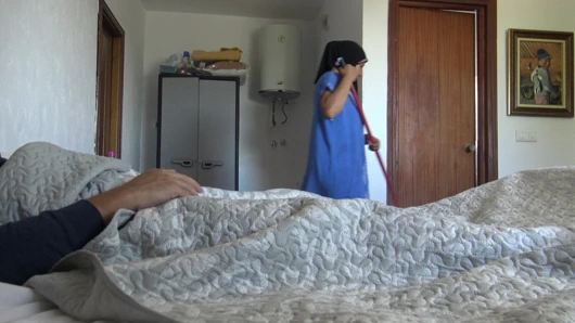 Gerçek amatör temizlikçi hizmetçi ilk götünü sikiyor ve dölünü yutuyor