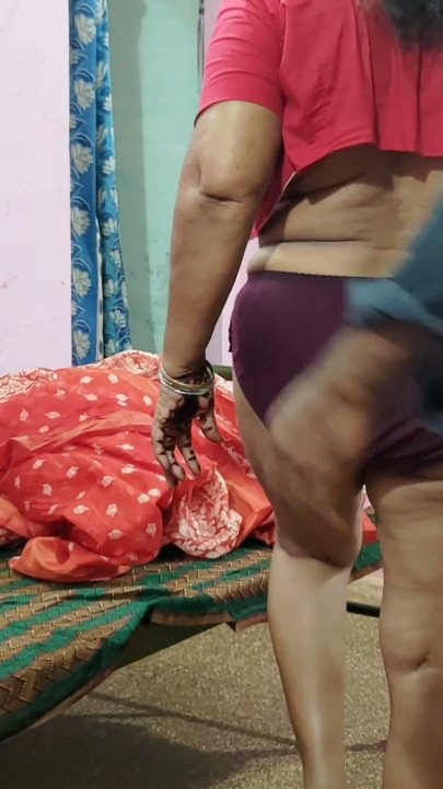 Evime Işe Gelen Orta Yaşlı Seksi Kadının Külotunu Çıkardım Ve Büyük, Tombul Bir Amcığı Ortaya Çıkardım.