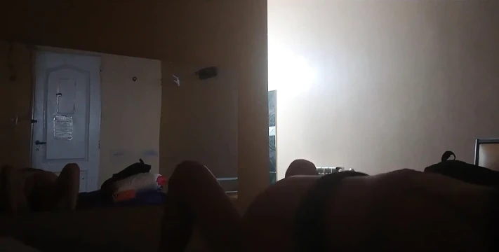 Beni çok güzel bir motelde tavlıyor.