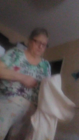 Karım pijama giymeye hazırlanıyor