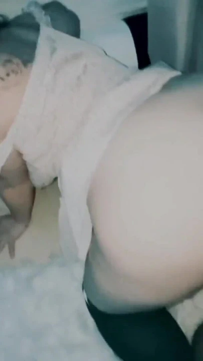 "Üvey kız kardeş üvey erkek kardeşini baştan çıkarıyor ve dölleniyor ve anal seks yapıyor" dan duygusal an