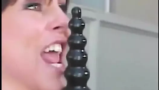 Büyük doğal memeli ateşli tombul bayan götüne sikilirken sigara içmeyi deniyor