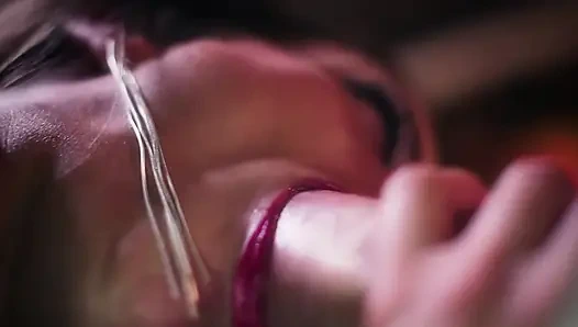 Honey Demon yeni bir sevgili buluyor. Honey Demon cinsel kendini keşfetme yolculuğunda bir bakire.