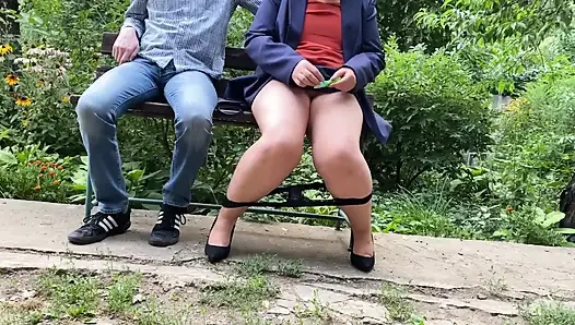 Seksi üvey annem bunu bir parkta yapıyor