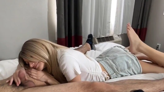 Seksi sarışın küçük yarağını emiyor ve ona binmeye çalışıyor ve sefalet içinde başarısız oluyor