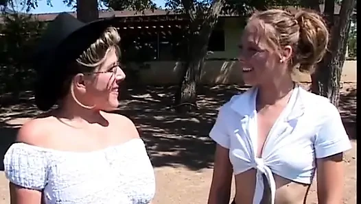 Lezbiyenler bahçede klasik dildo yalıyor