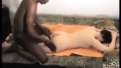 Beyaz kadın siyah adamdan masaj alıyor