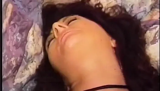 Kaslı adam ve seksi orta yaşlı seksi kadın amcık yalıyor