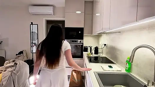 Büyük memeli büyük götlü tamamen doğal güzel üniversiteli kız transparan beyaz elbiseli uzun bacaklarını ve külotunu gösteriyor