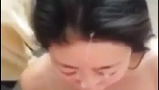 Başka bir Taylandlı kız emiyor