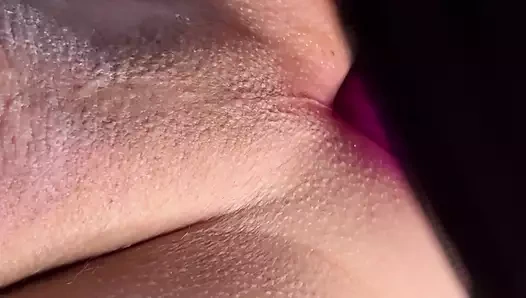 Boyun eğme ve his: baskın bir sahibe top tıraşı ve takma yarakla oynama yoluyla samimi zevki açıyor