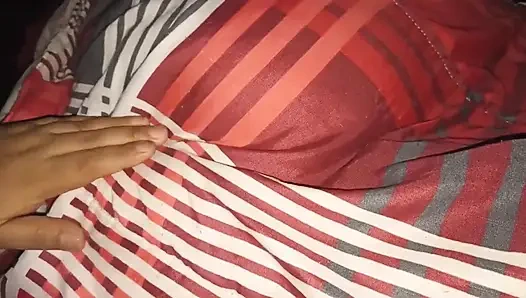 Büyük götlü karım cep telefonunda pembe dizi izlerken