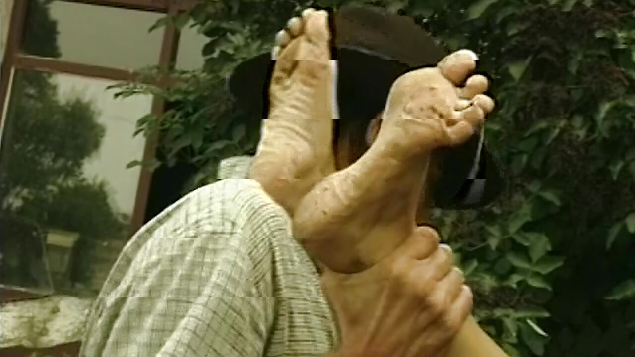 Anne ve baba yol kenarında sevişiyor