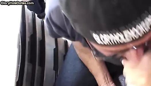 Ev yapımı duvar deliği dilf evde yakın çekim sahnesinde yarak emiyor