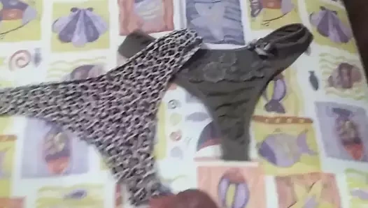 Gozando na calcinha da minha amiga casada.