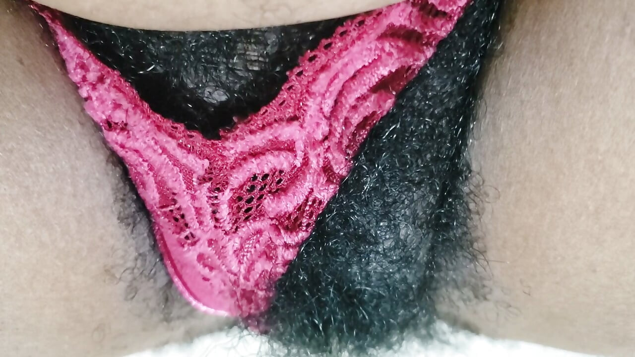 Külotunu bir kenara koyan güzel olgun orta yaşlı seksi kadın kıllı amcık