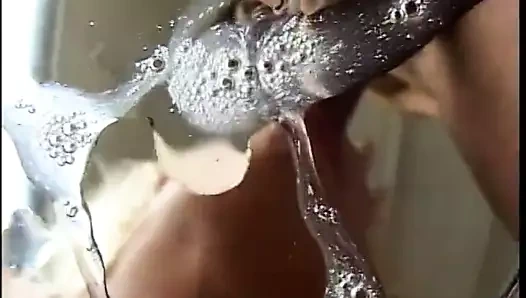 İki azgın kaltak amlarını siktiriyor - bakış açısı