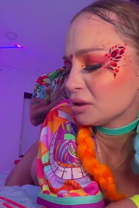 Katalina Kyle dizlerinin üstüne düşmeden önce kalçalarına twerk yapıyor!