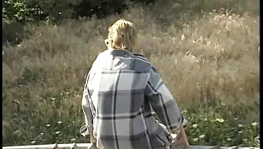 İki adam sürtük sarışının bir makine tarafından amından sikilmesini izliyor