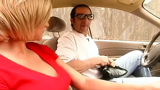 Araba kaportalı sarışın sürtük sert boşalıyor