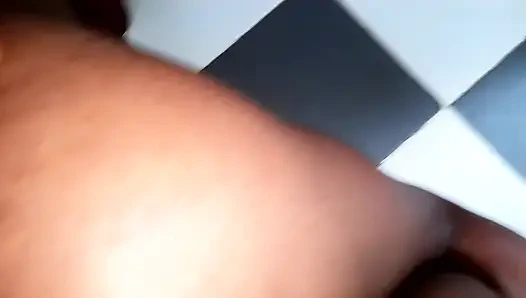 Bu serseri beni merdivenlerde sikiyor