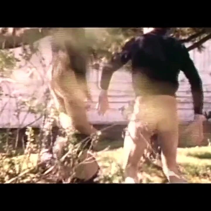 Kıllı amcıklı Asyalı genç kız ve sarışın genç kız canavar yarakla sikiliyor ve boşalıyor