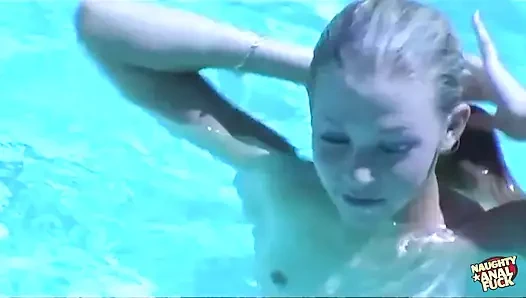 Küçük azgın sürtük erkeğini gırtlağına kadar alıyor ve tüm pozisyonlarda sert anal seks bekliyor