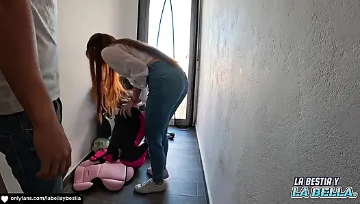 Arkadaşım beni sikiyor ve ayaklarıma boşalıyor