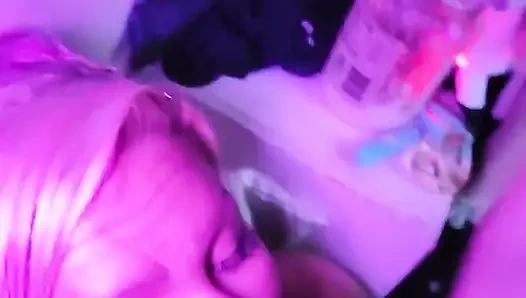 Babam dolapta göğüslerimin her yerine boşalıyor