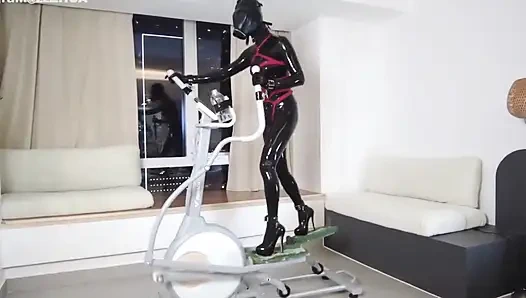 Mz27 - lateksle bağlı bir kız koşu bandında yürüyor