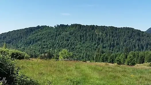 Orta yaşlı seksi kadın azgın ve dağlarda açık havada mastürbasyon yapıyor