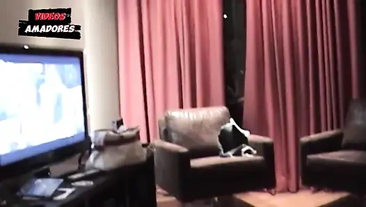 Arkadaşımın kız arkadaşını baştan çıkariyorum