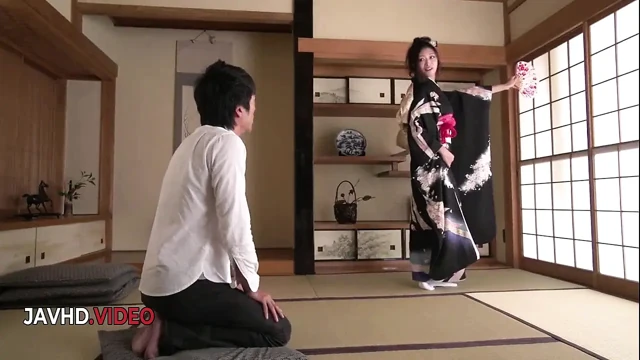 Vahşi Asyalı kimono bebek akıllara durgunluk veriyor sakso video deneyimi
