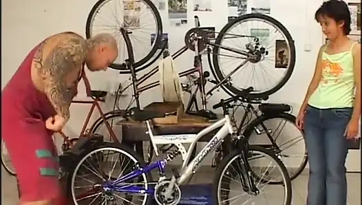 Petite milf huge hairy pussy fucking