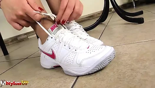 Süper ateşli Petra hooters üniforması ve etli tonlu külotlu çorapla seni baştan çıkarıyor