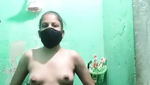 Hintli kız tek başına parmaklıyor
