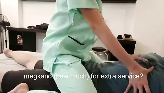 Sıcak asyalı evli bir adama masaj ve zevk veriyor